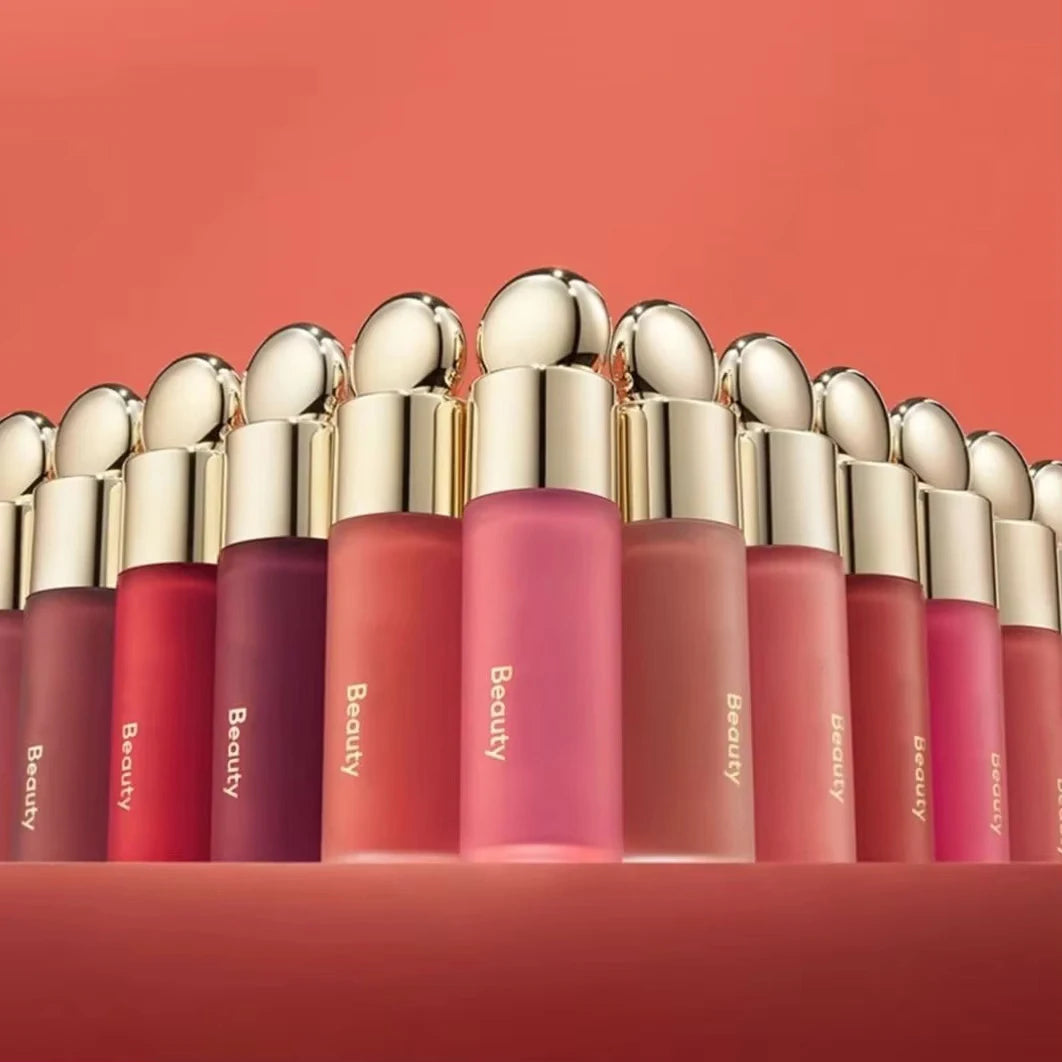 Coffret maquillage tendance 2025 : rouge à lèvres, coque de téléphone,