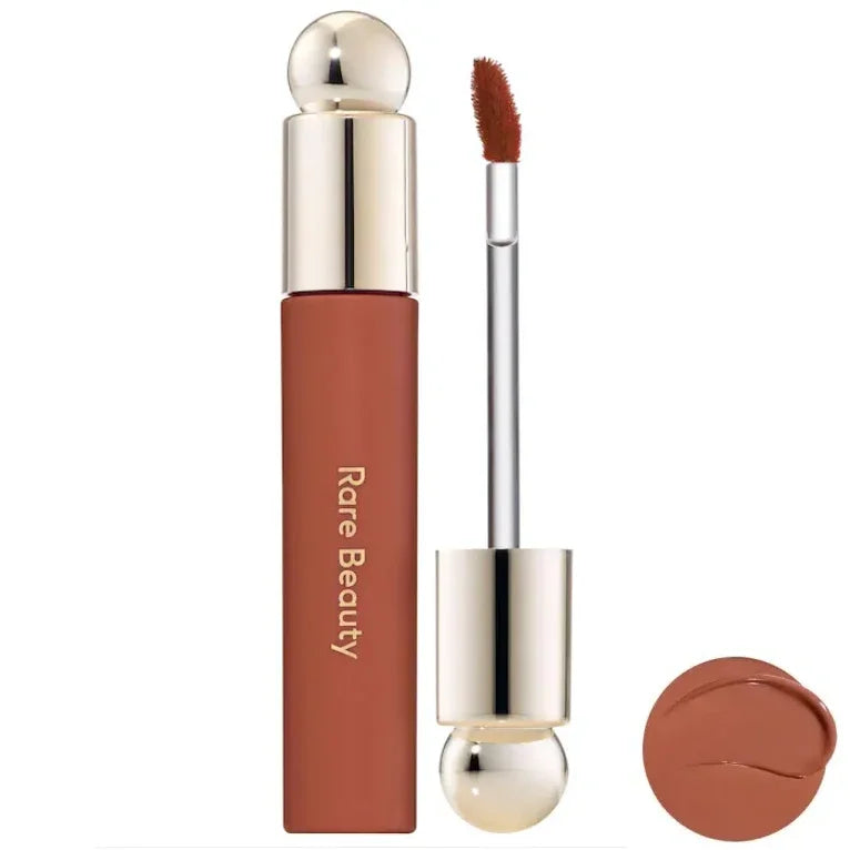 Coffret maquillage tendance 2025 : rouge à lèvres, coque de téléphone,