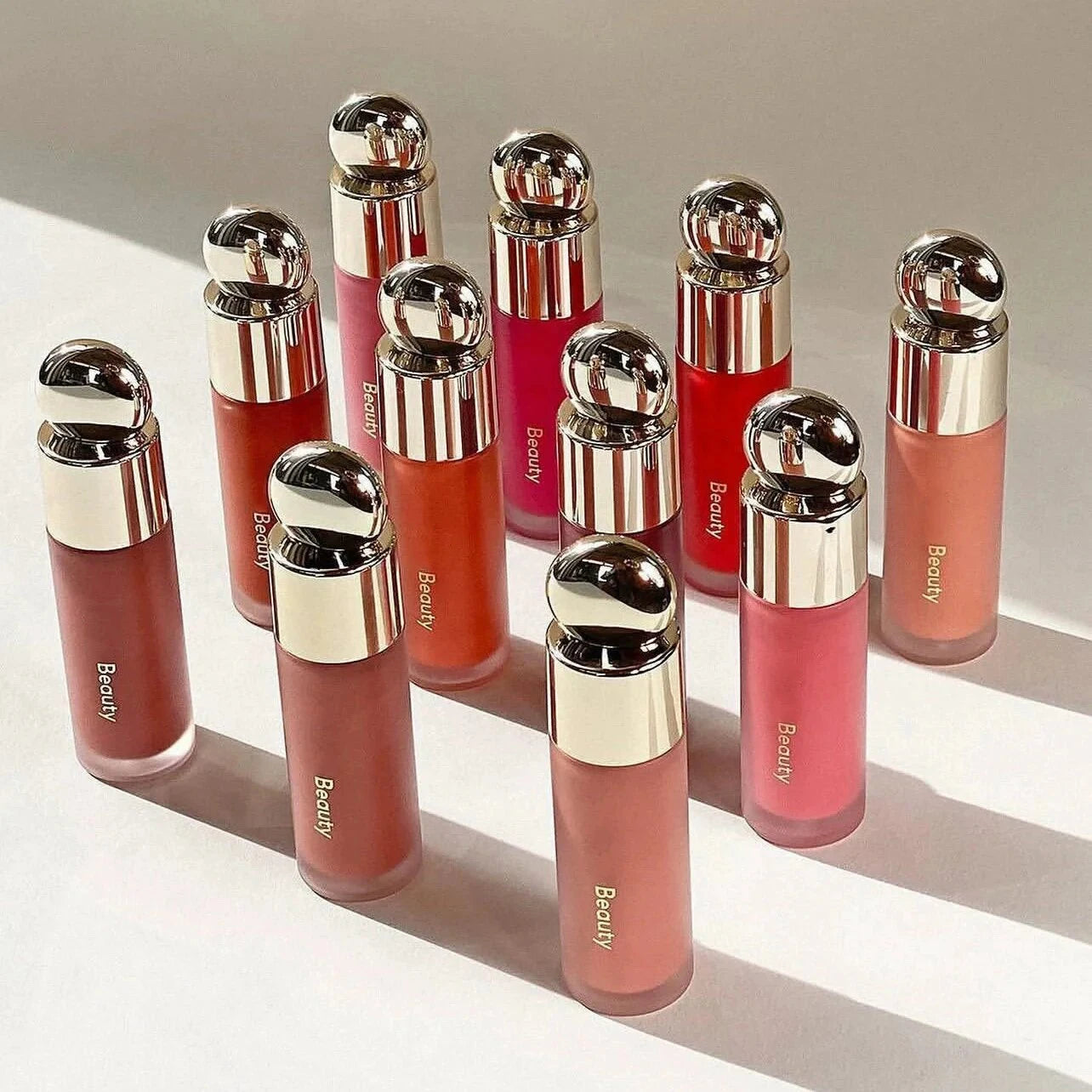 Coffret maquillage tendance 2025 : rouge à lèvres, coque de téléphone,